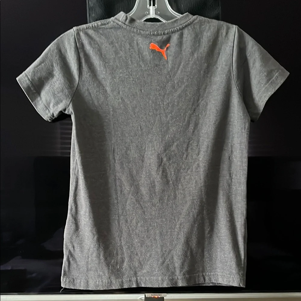 🛍️5️⃣ / 💲2️⃣5️⃣🛍️ - Puma Gray and Orange Graphic T-Shirt
